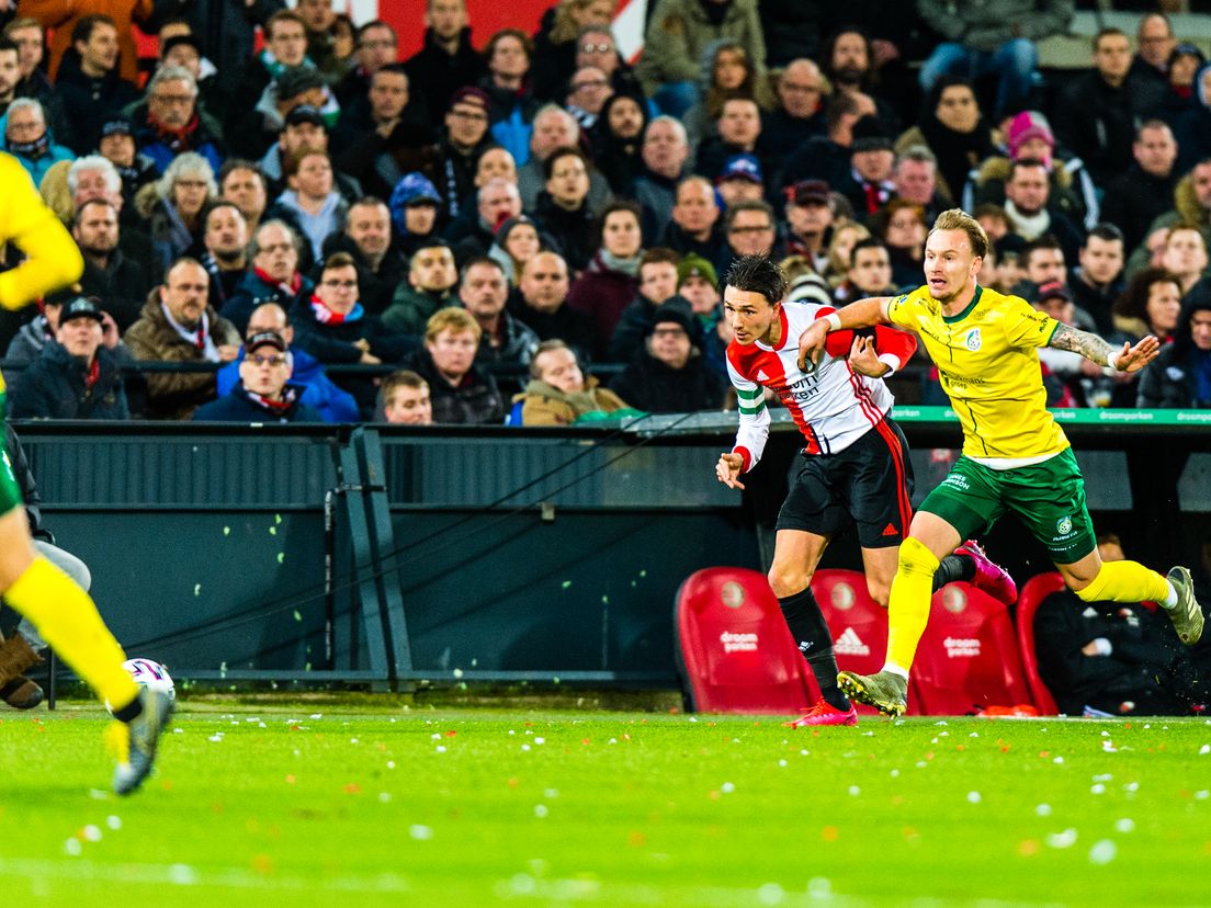 Mark Diemers in duel met Steven Berghuis tijdens Feyenoord-Fortuna Sittard in februari 2020