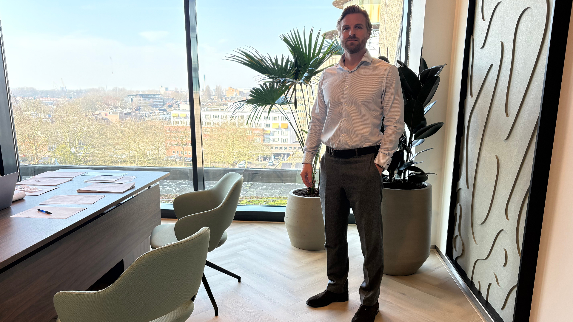 Joost in zijn kantoor in Dordrecht
