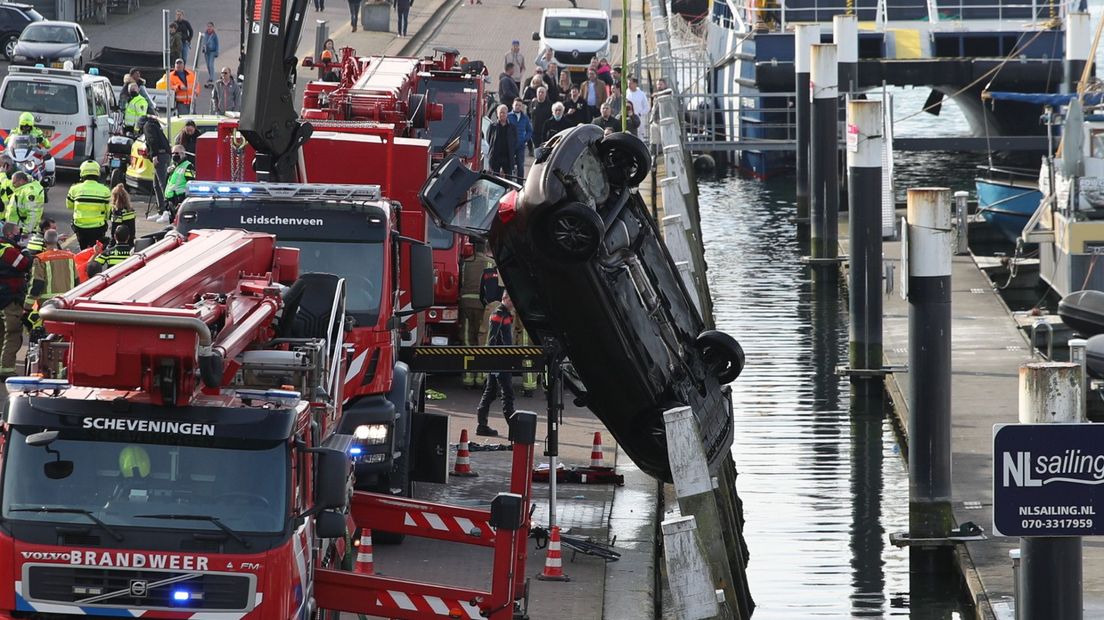 De auto van het slachtoffer wordt uit het water getakeld