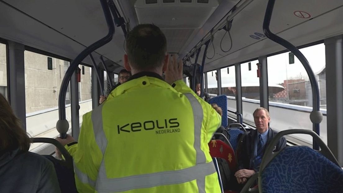 Een medewerker van Keolis in de bus