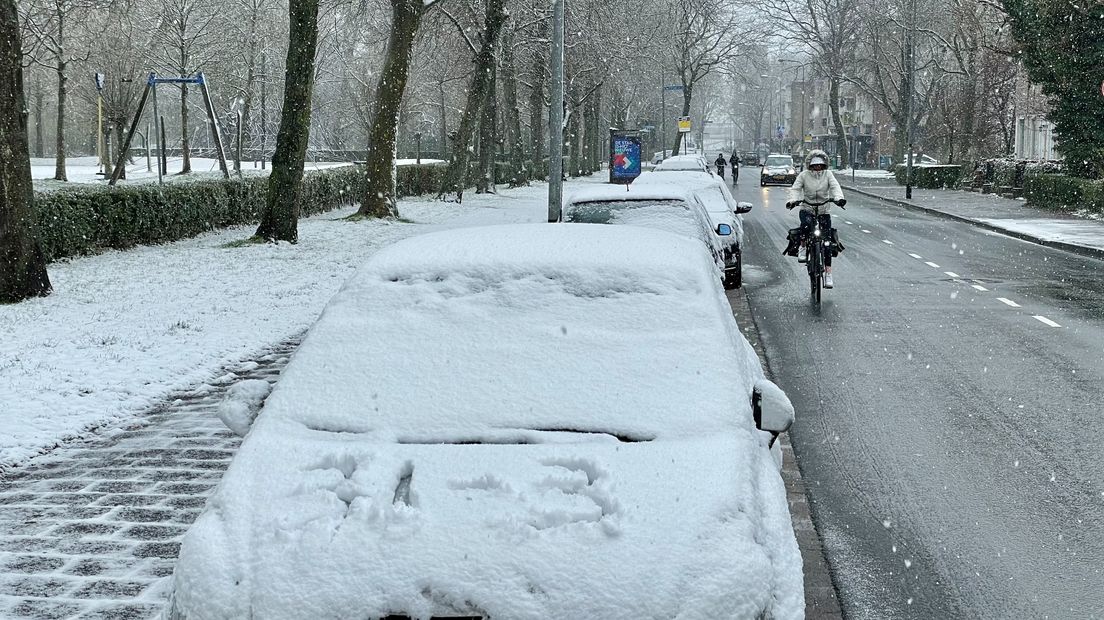 Sneeuw op auto's in Groningen