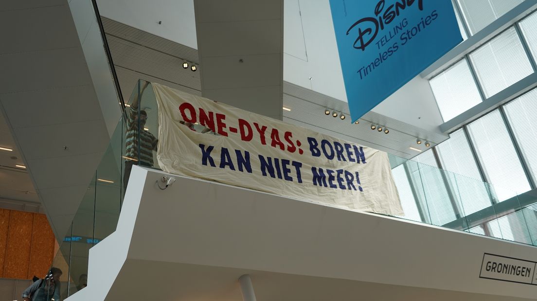 Een van de spandoeken, met de tekst ONE-Dyas: boren kan niet meer!
