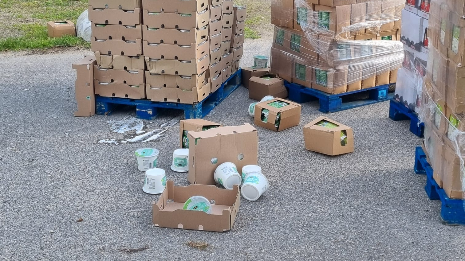 Er zijn meerdere bakken en pakken van de pallets gevallen.
