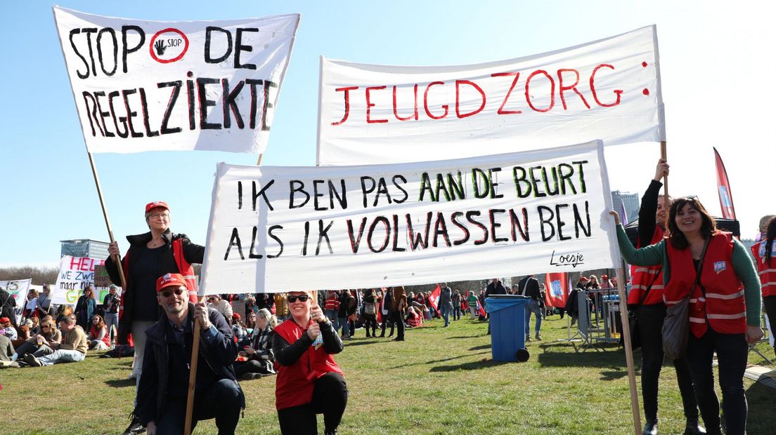 Demonstratie van jeugdzorgpersoneel op Malieveld