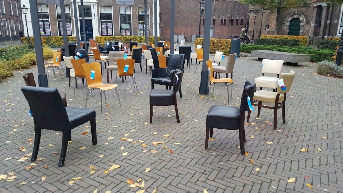 De 59 lege stoelen in Zwolle