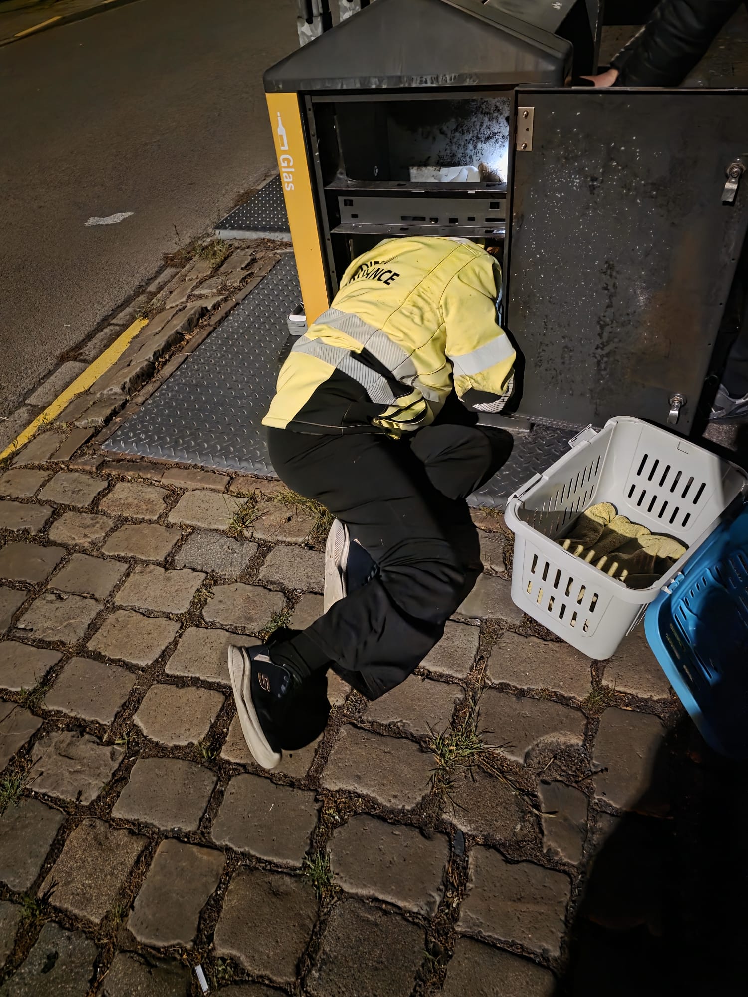 Kat Joep na veel moeite uit glasbak Middelburg gered