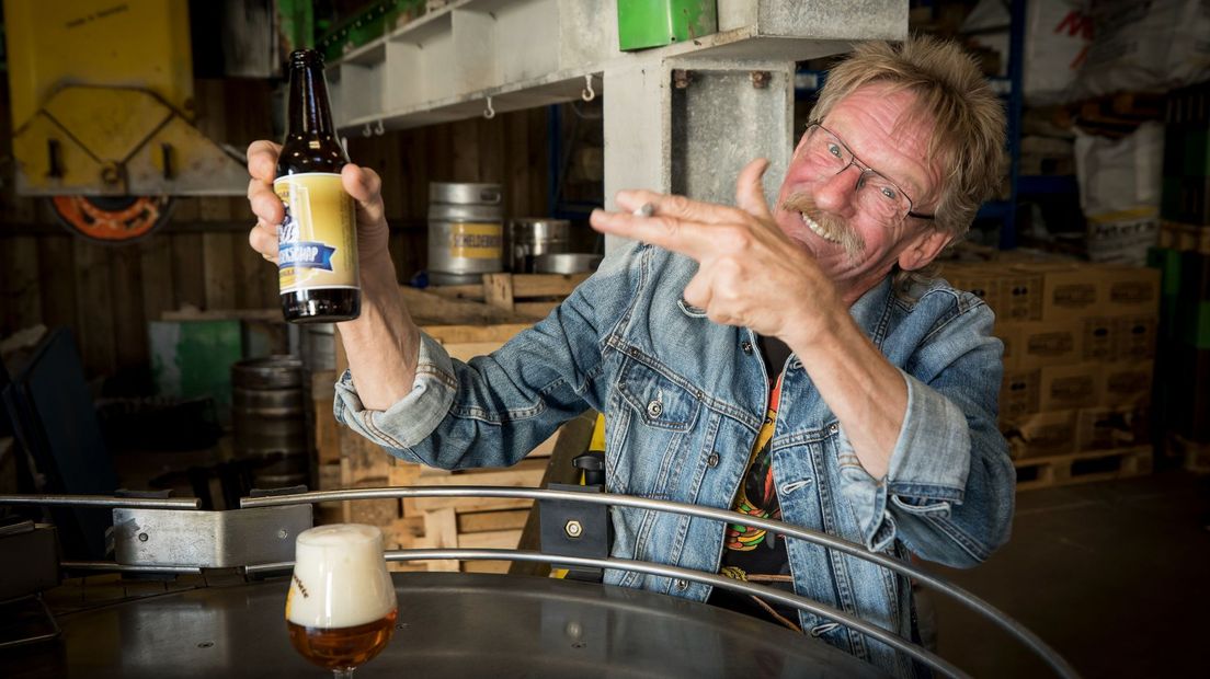 Henk Kelder met het speciale biertje ter gelegenheid van veertig jaar Anhangerschap.