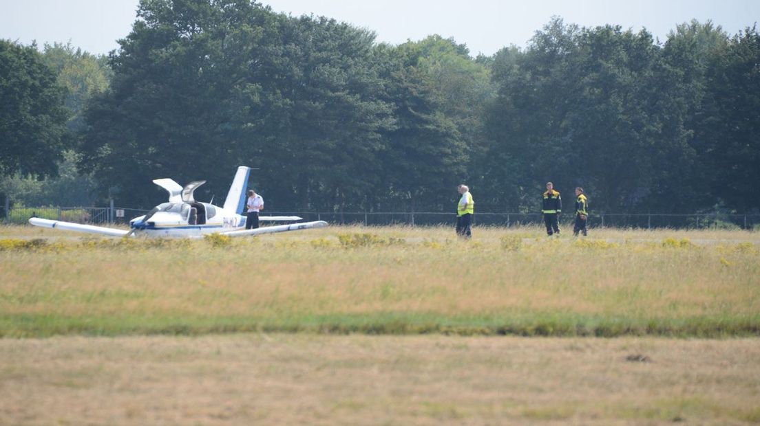 Het vliegtuigje zakte bij de landing door het landingsgestel (Rechten: Van Oost Media)