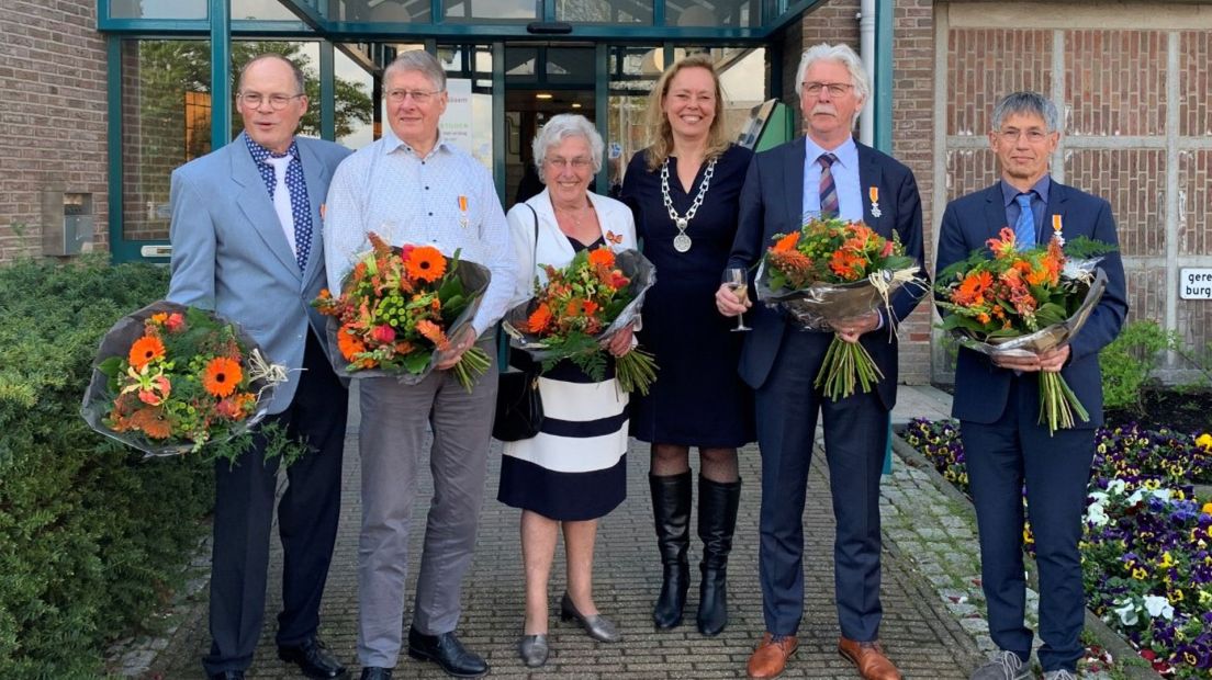 Burgemeester Astrid Heijstee-Bolt met de gedecoreerden uit Kaag en Braassem