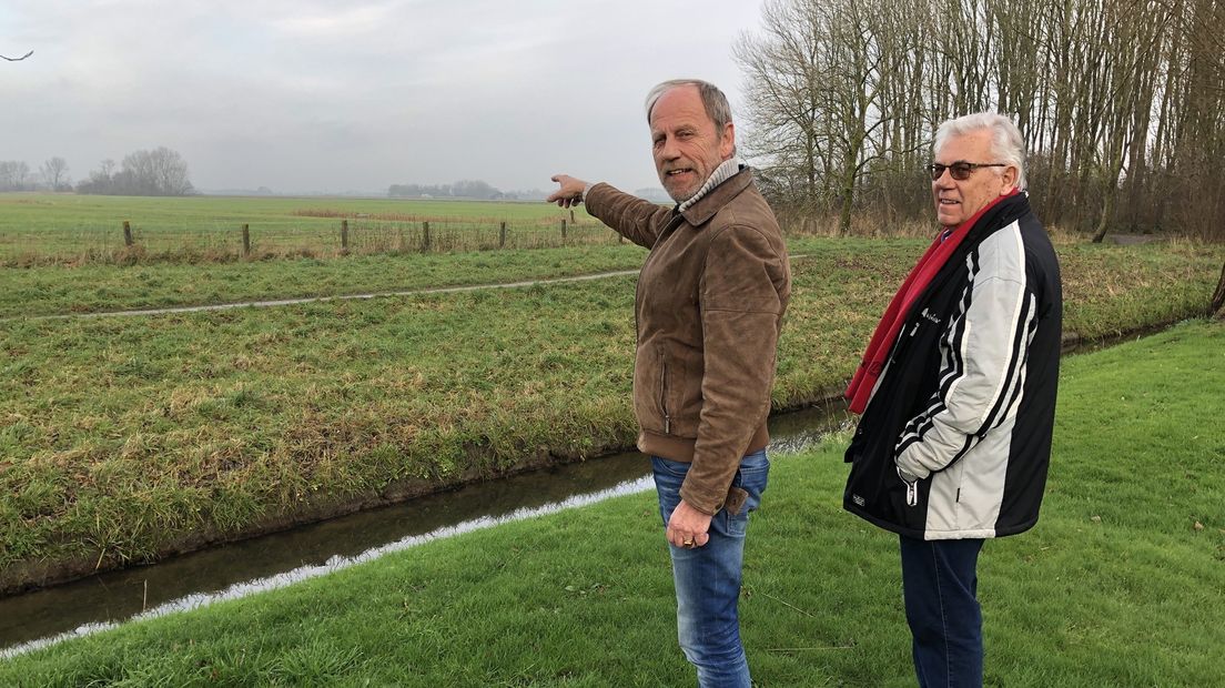 Piet Tuinman en Joop Haak maken bezwaar tegen de nieuwe weg