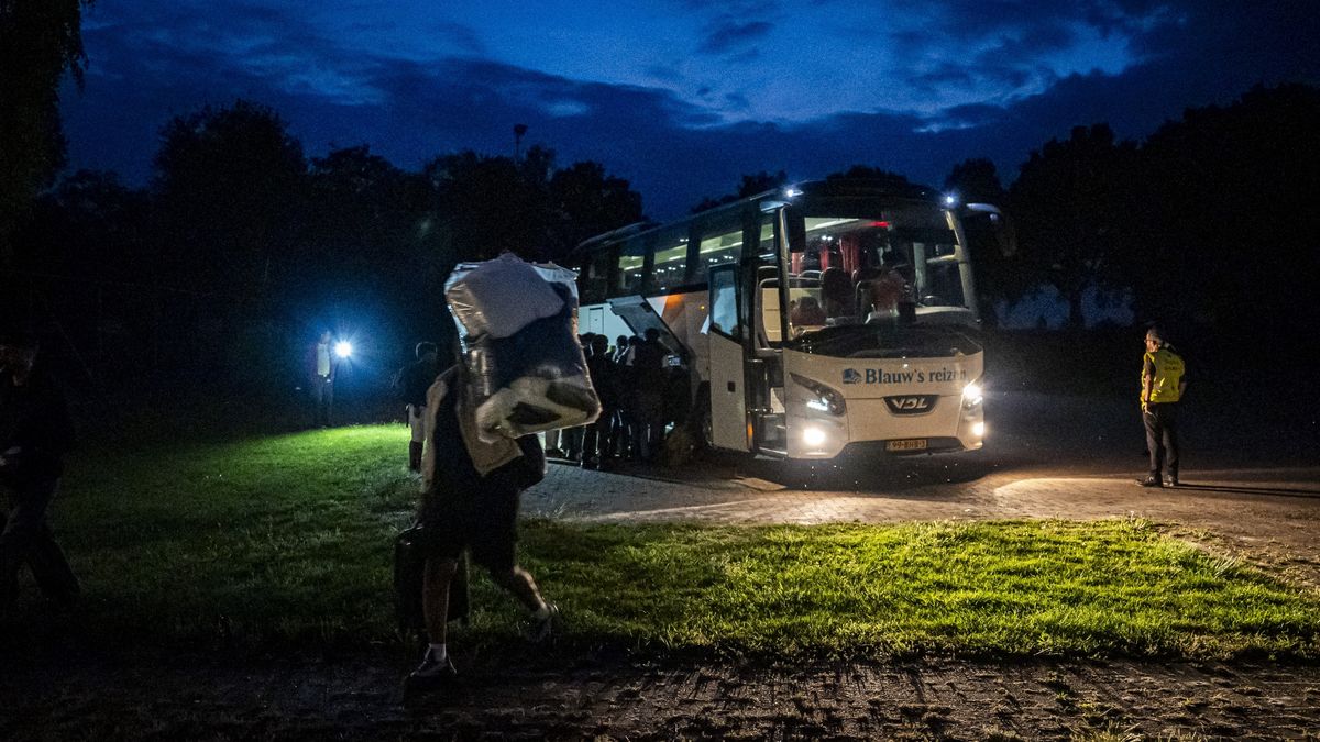 Vijf mensen moesten 'onvrijwillig' buiten blijven • 74 asielzoekers uit Ter Apel brachten de nacht d