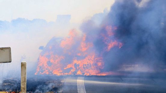 Auto brandt volledig uit op afrit A15