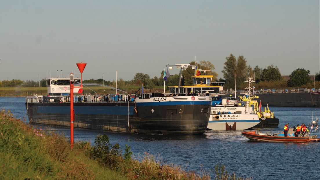 De brandweer blust de brand vanaf de veerpont