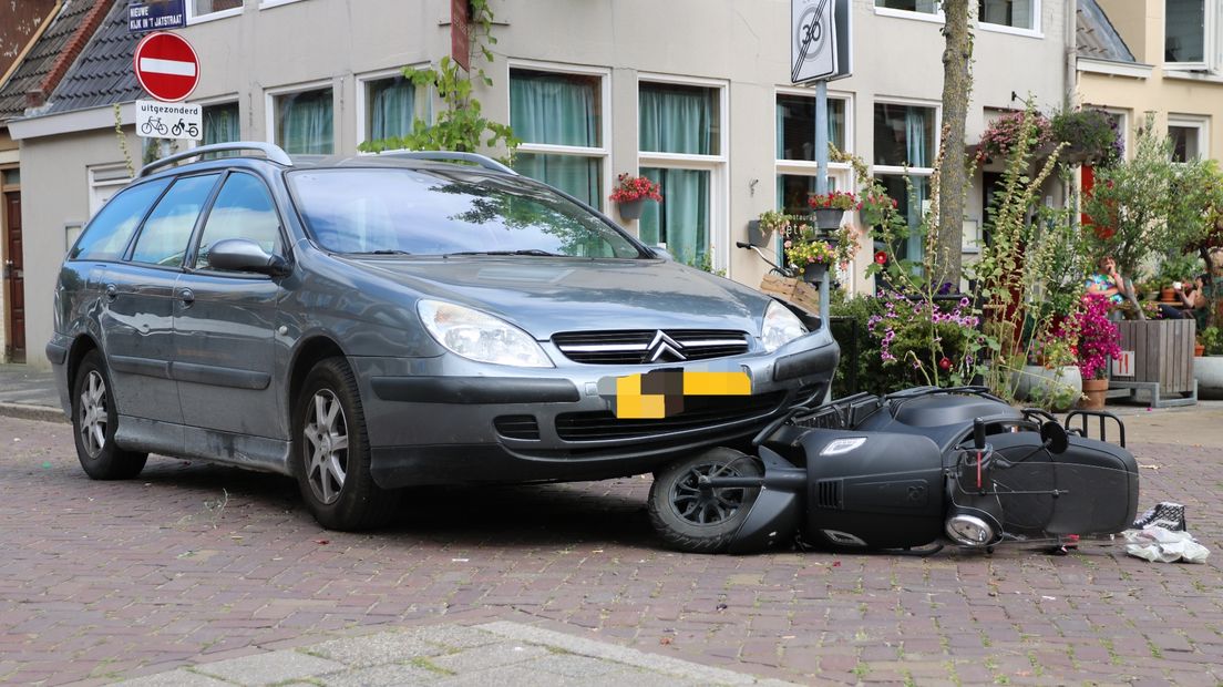 De auto en scooter vlak na het ongeluk