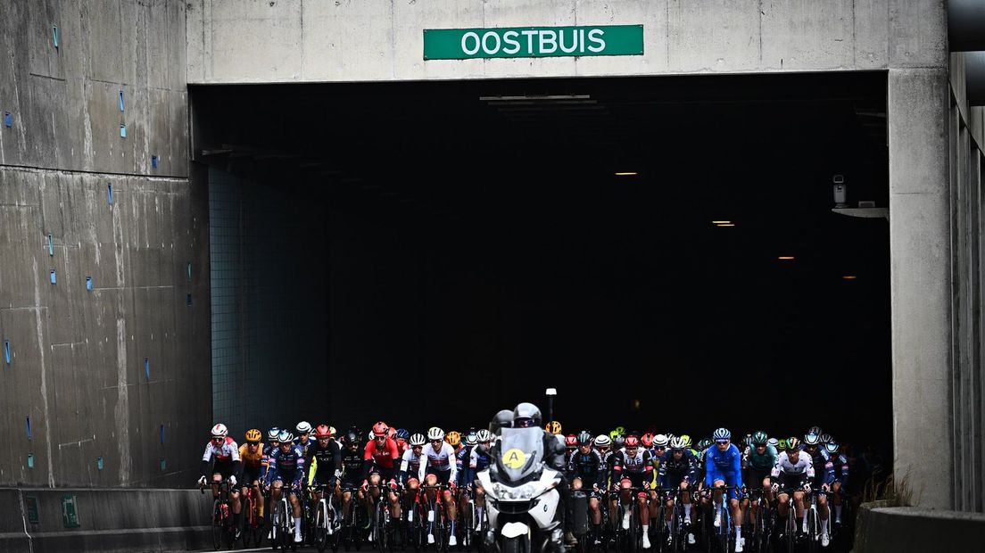 De deelnemers rijden door de Westerscheldetunnel