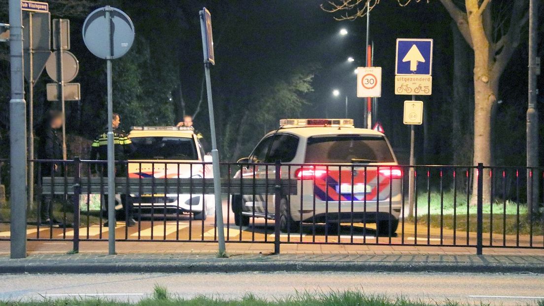 Politieagenten in gesprek met het slachtoffer na straatroof in maart