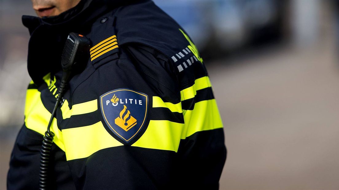 Politielogo op het uniform van een agent