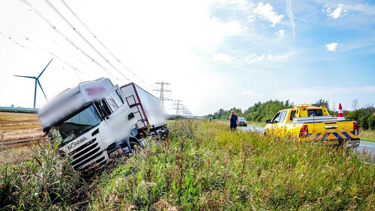 N391 bij Nieuw-Weerdinge aan beide kanten dicht door vrachtwagen in de berm