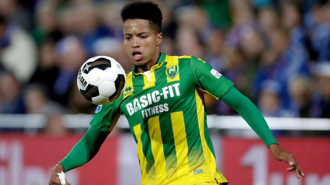 ADO-speler Tyronne Ebuehi in actie 