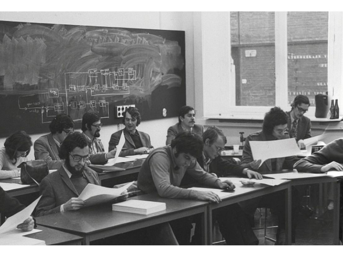 Leslokaal in de jaren 70 (swipe naar links voor deel 2 van de foto)