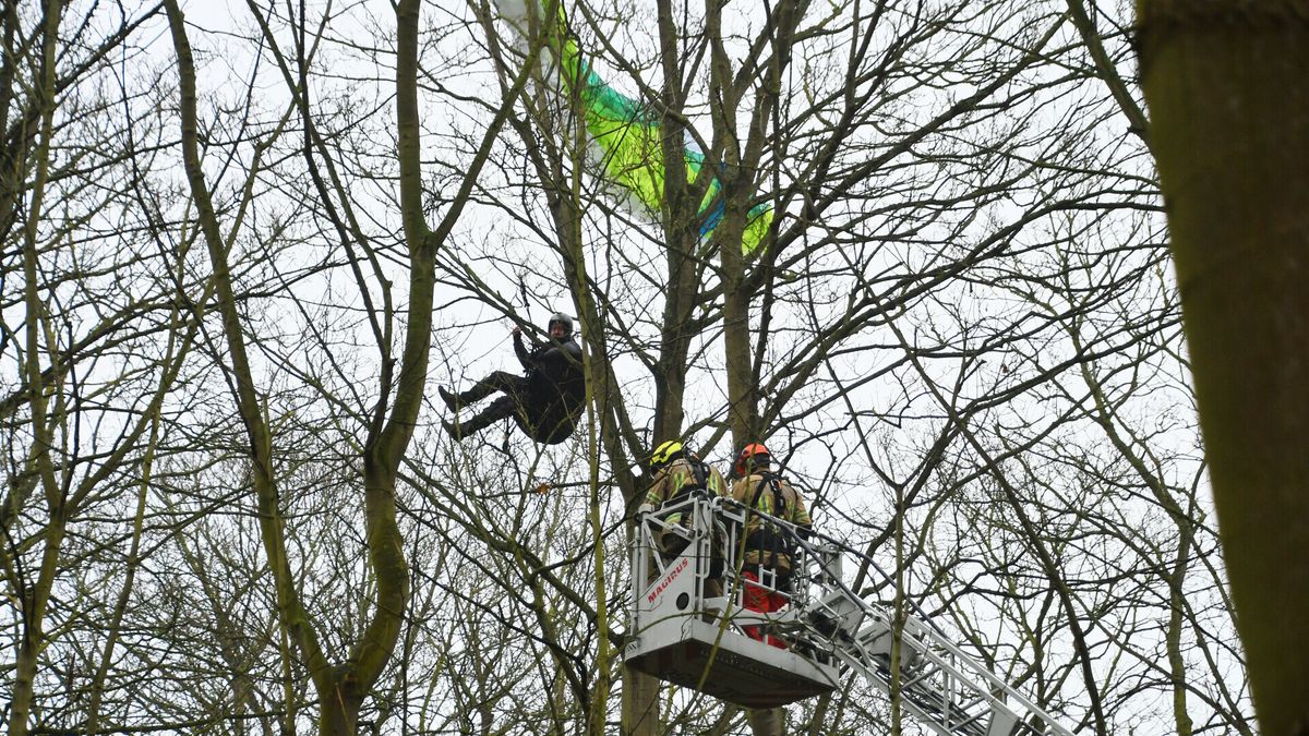 Paraglider zit uur lang vast in boom bij Biggekerke