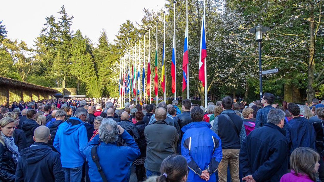 Een ceremonie op begraafplaats Rusthof, tussen Amersfoort en Leusden.