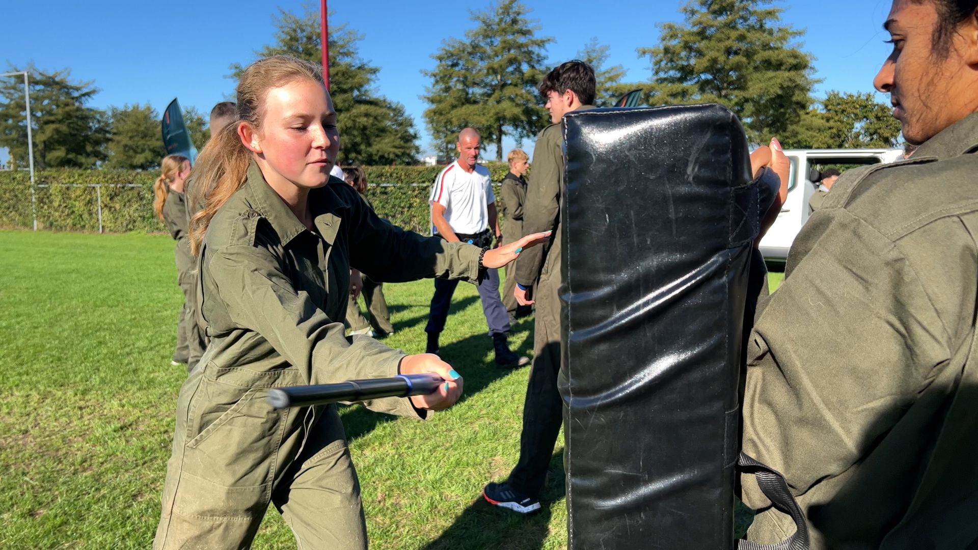 Scholieren worden gedrild door Defensie: 'Sla je een push-up over