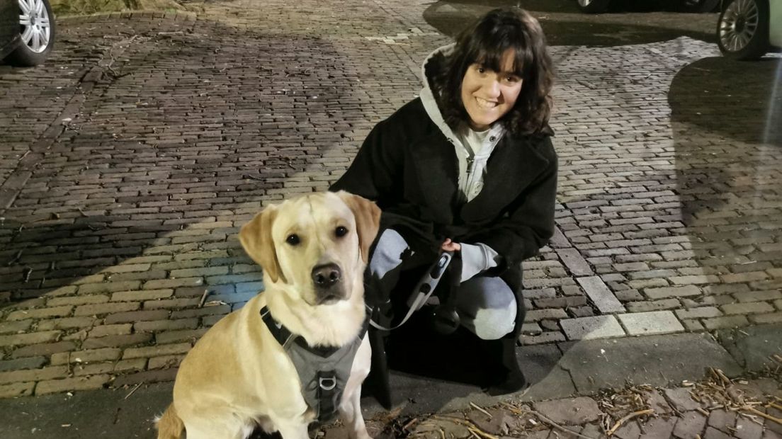 Gauri laat haar hond uit in Delft