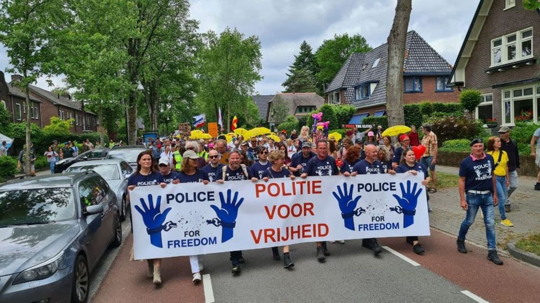 De protestmars in Apeldoorn.