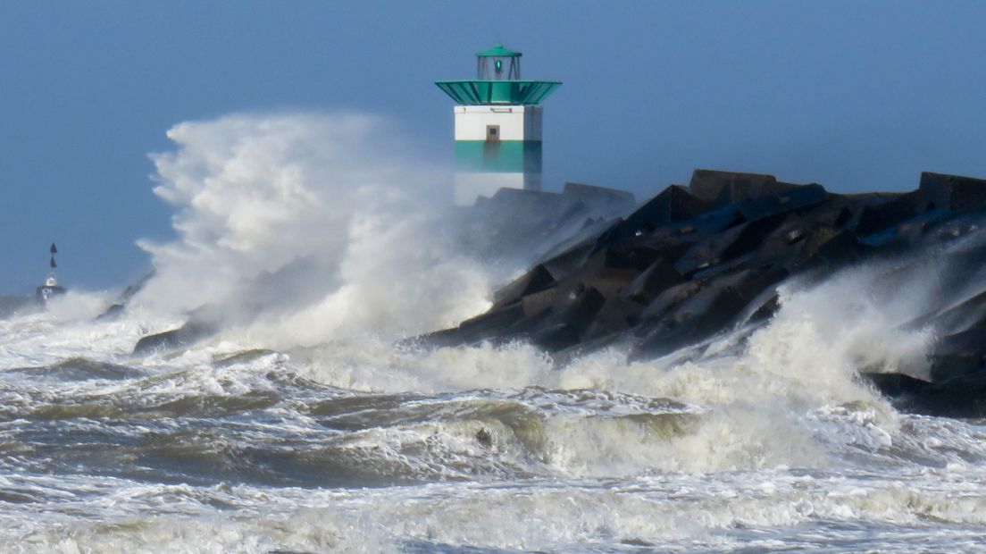 Een stormachtige wind (windkracht 8) langs de kust van Scheveningen.