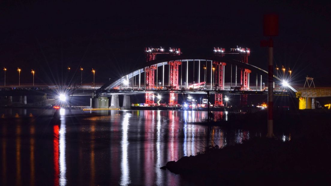 Het ponton ligt onder de brug