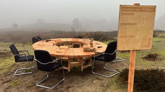 Een grote houten vergadertafel middenin de natuur: 'De Posbank is een voorbeeld van wat wél kan'