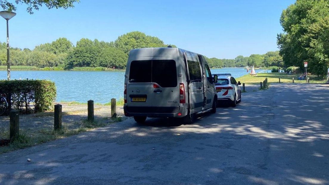 De recherche doet onderzoek in het natuurgebied
