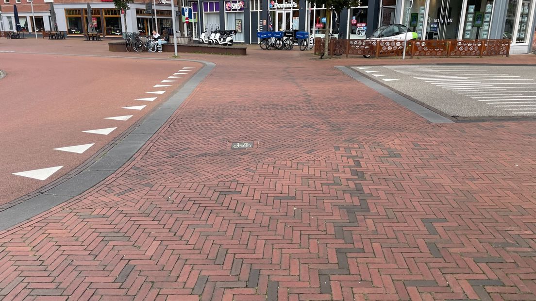 Donkere klinkers markeren fietsstrook op Oldambtplein