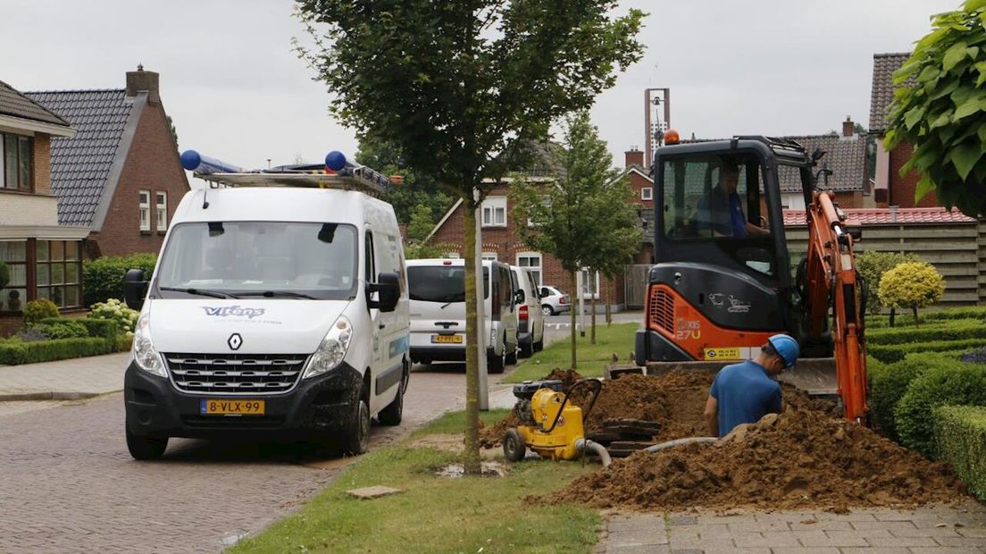 Werk aan waterleiding in Rijssen