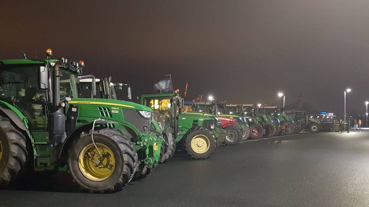 Boeren op trekkers onderweg naar Schiphol om koopcontract aan te bieden