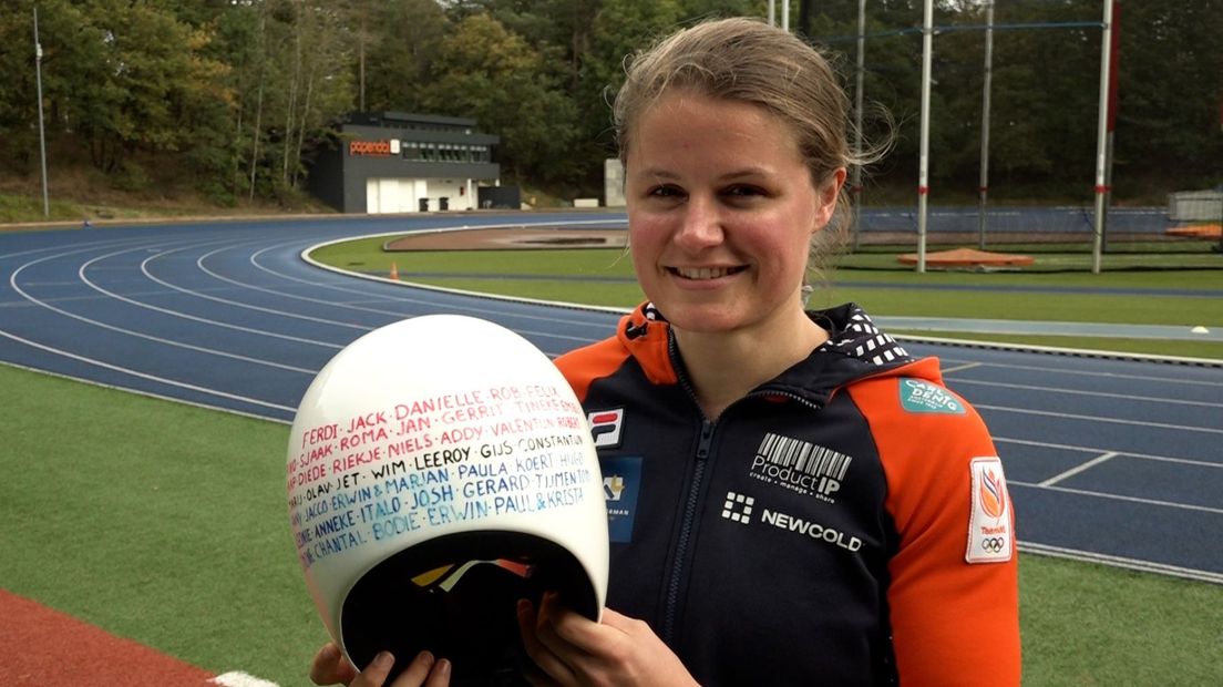 Kimberley Bos met haar speciale helm