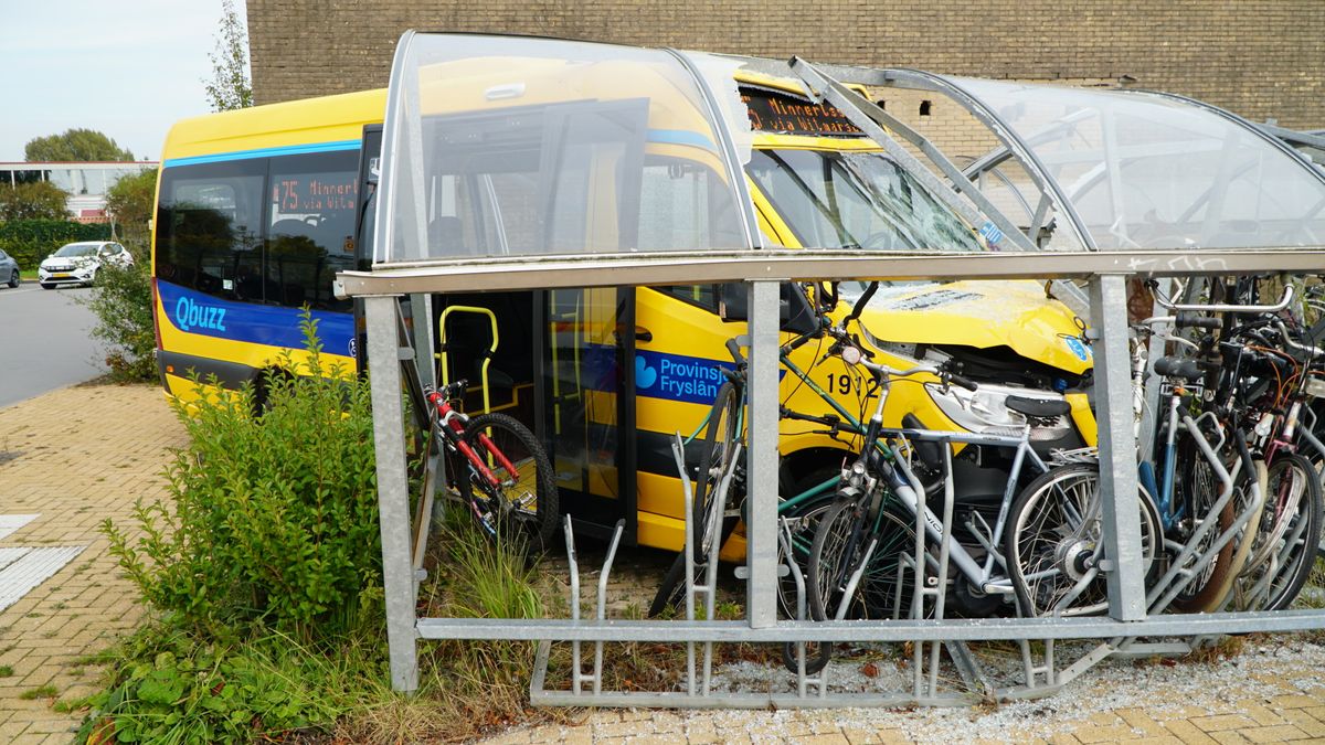 Lijnbus raakt van de weg en eindigt in fietsenhok in Bolsward