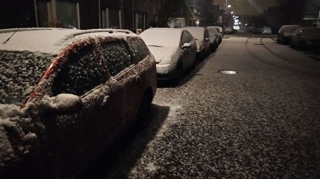 Besneeuwde auto's in het Willemskwartier in Nijmegen.