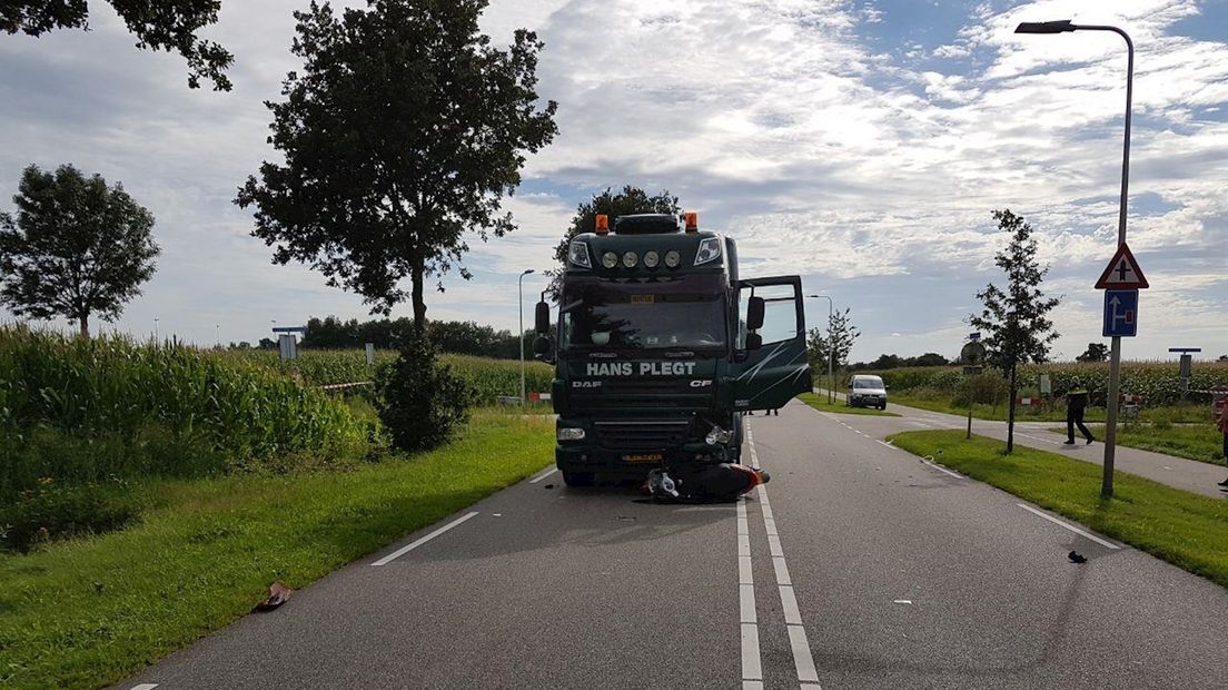 Scooterrijder gewond bij botsing met vrachtwagen in Staphorst