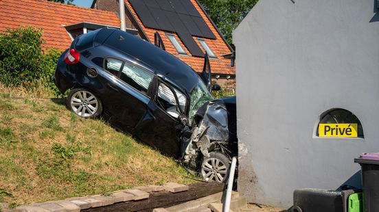 Man zwaargewond na ernstige aanrijding | Auto ramt huis. Man zwaargewond na ernstige aanrijding | Auto ramt huis.