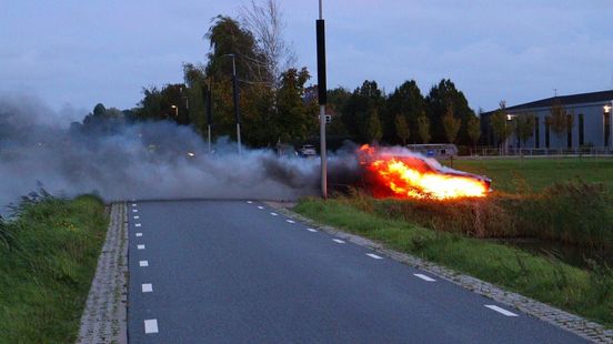 Auto gaat in vlammen op - Mogelijk explosief geplaatst Nieuws