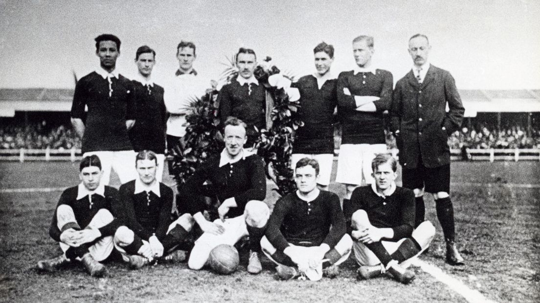Willy Westra van Holthe zittend tweede van links, na zijn debuut