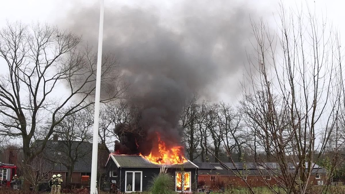 Brand legt bewoond chalet in Bathmen in de as