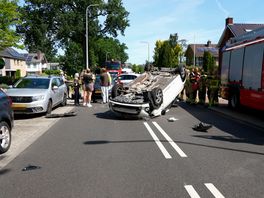 Automobilist botst op geparkeerde auto en eindigt op de kop
