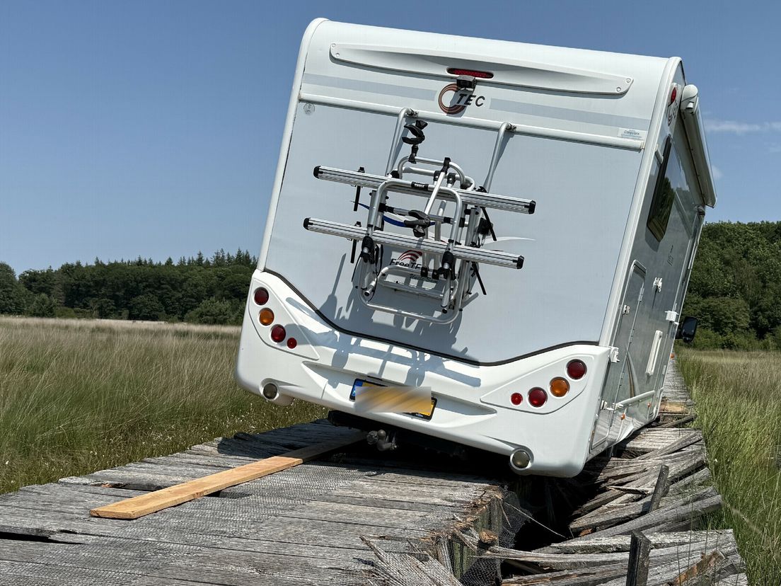 Camper die door vlonderpad Grolloërveen zakte, blijft daar voorlopig nog staan