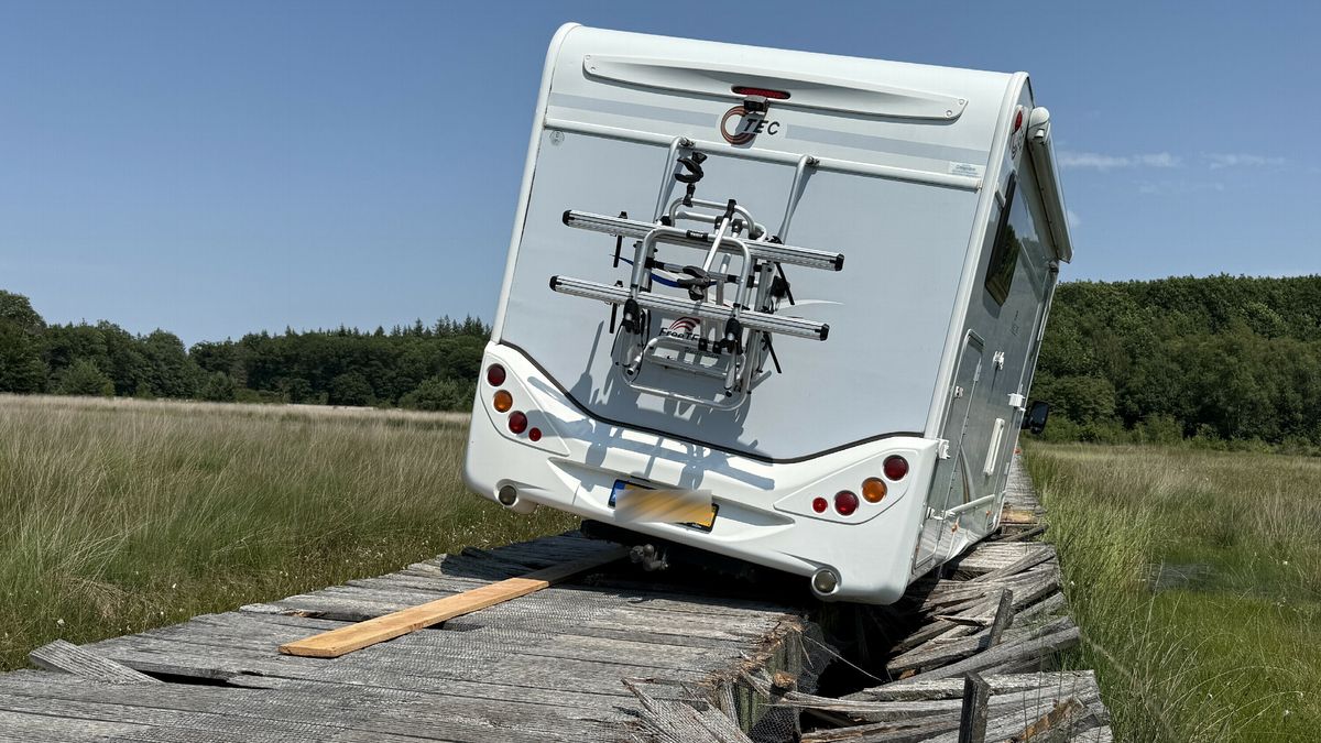 Camper die door vlonderpad Grolloërveen zakte, blijft daar voorlopig nog staan