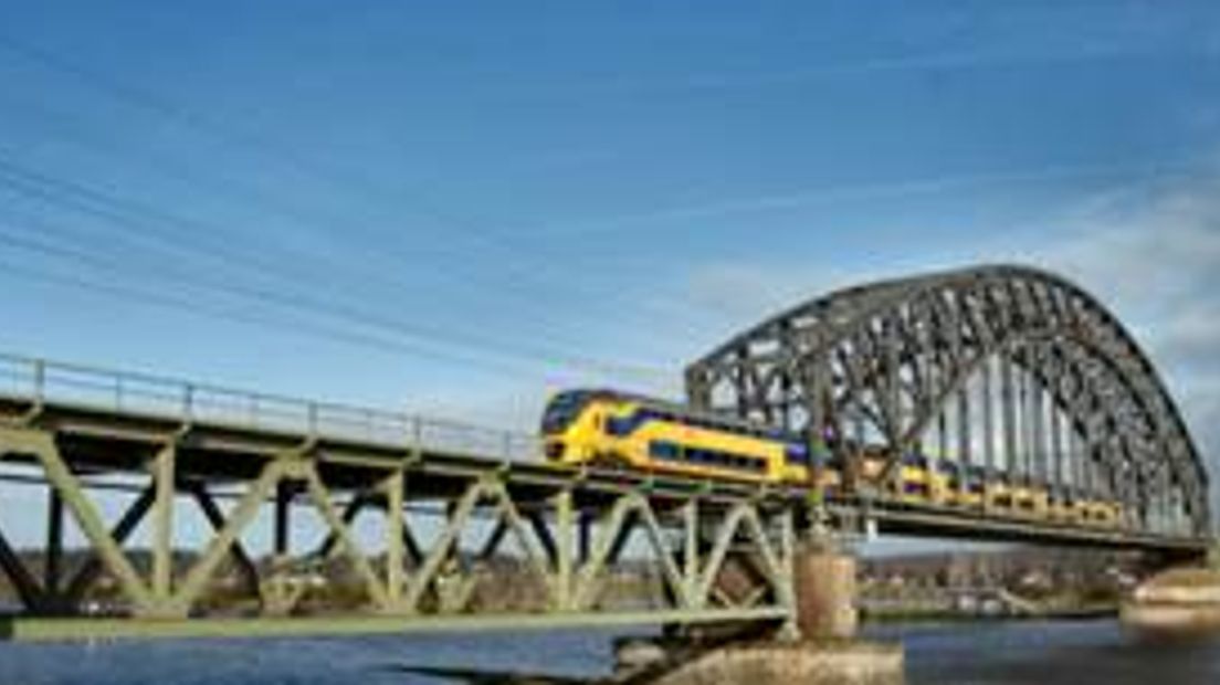 Kunnen drones ingezet worden bij het inspecteren van het spoor en bruggen? Dat gaat aannemer ASSET Rail woensdag testen bij de spoorbrug over de Rijn in Arnhem.