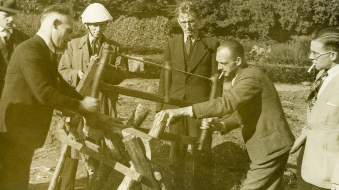 Als Arnhem moet evacueren vinden zeshonderd mensen onderdak in het Nederlands Openluchtmuseum. Op 15 november 1944 wordt daar Nora Olga Marijke Bouwman geboren, en inderdaad, haar initialen verwijzen naar haar bijzondere geboorteplaats. Twee dagen later komt er nog een meisje ter wereld, Franneke van der Kallen.