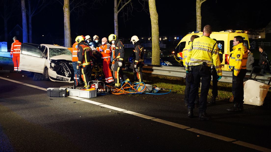 Door de botsing raakte de bestuurder van de auto bekneld